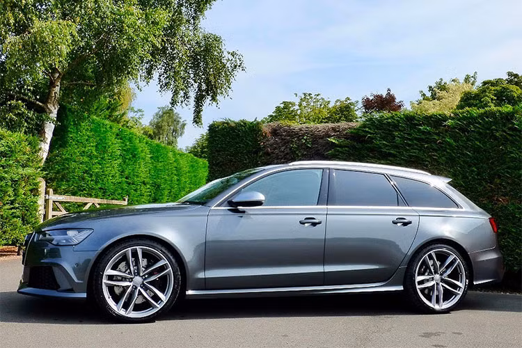 Trong khi nhiều chiếc xe từng thuộc sở hữu của người nổi tiếng thường được định giá cao hơn nhiều so với giá xe trung bình trên thị trường, thì chiếc xe Audi RS6 Avant 2017 của Hoàng tử Harry lại không như vậy.