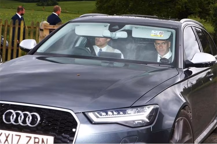 Chiếc xe của Hoàng tử Harry còn được trang bị thêm khá nhiều trang bị so với bản tiêu chuẩn, trị giá của nó khoảng 11.000 bảng (hơn 14.000 USD), gồm cửa nóc panorama, kính tối màu nhằm đảm bảo sự riêng tư...