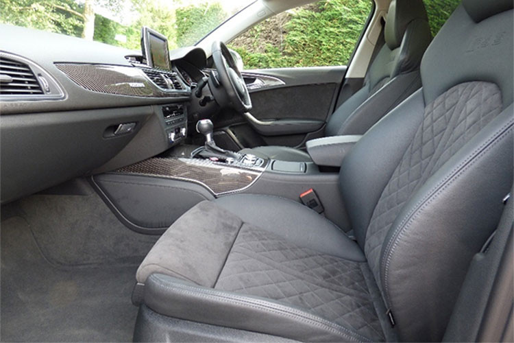 Có lẽ việc không quá nổi bật trong đám đông, không gây chú ý cho các paparazzi chính là một trong những lý do chiếc xe sang thương hiệu Đức này được Hoàng tử Anh lựa chọn. Bề ngoài không nổi bật, nhưng hiệu suất của Audi RS6 Avant lại vô cùng ấn tượng.