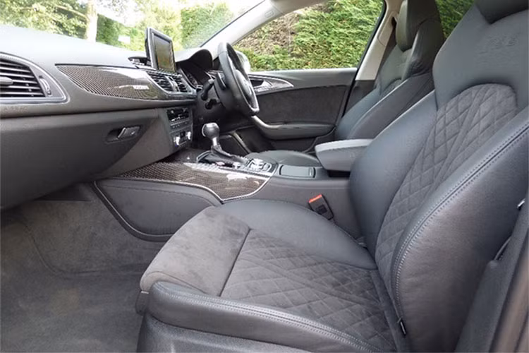 Có lẽ việc không quá nổi bật trong đám đông, không gây chú ý cho các paparazzi chính là một trong những lý do chiếc xe sang thương hiệu Đức này được Hoàng tử Anh lựa chọn. Bề ngoài không nổi bật, nhưng hiệu suất của Audi RS6 Avant lại vô cùng ấn tượng.