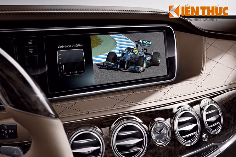 Việc cầm lái cũng trở nên an toàn hơn nhờ tính năng hiển thị thông tin trên kính chắn gió Head-up Display, cùng hệ thống hỗ trợ quan sát ban đêm Night View Assist Plus khiến chiếc xe trở nên an toàn hơn.