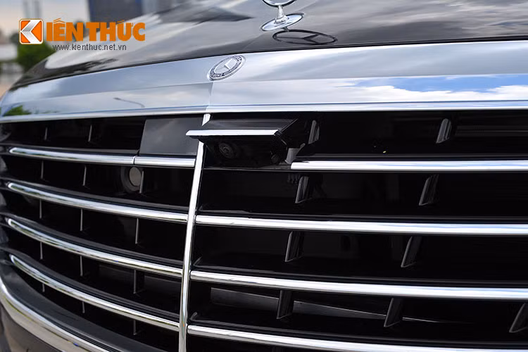 Theo đó, hộp số 9G-TRONIC sẽ là trang bị tiêu chuẩn trên phiên bản Mercedes-Benz S 500 L bắt đầu từ tháng 5/2016. Với 9 cấp số, việc hao hụt lực kéo giữa các bước số gần như bị triệt tiêu.