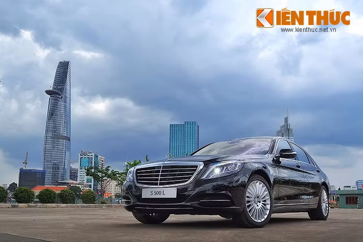 Mercedes-Benz S 500 L hiện đang được xem là sự lựa chọn đáng giá trong phân khúc xe sang cỡ lớn khi được MBV phân phối tại thị trường Việt Nam với mức giá 5,049 tỷ đồng (đã bao gồm thuế GTGT).