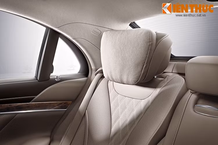 Đặc biệt, nếu đẩy ghế phụ lái ra phía trước, gỡ tựa đầu, ghế phụ lái và ghế thương gia phía sau có thể tạo ra một chiếc giường hoàn chỉnh, giúp những thượng khách có đủ không gian cần thiết để nghỉ ngơi và thư giãn.