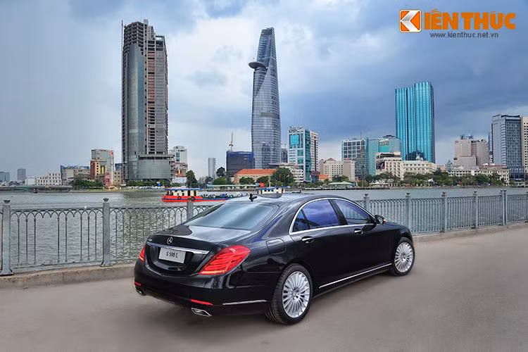 Ngoài việc cắt giảm 6,5% lượng nhiên liệu tiêu thụ, hộp số 9G-TRONIC còn mang đến khả năng vận hành mạnh mẽ mà vẫn rất mượt mà. Bên cạnh đó, xe có thể lướt đi nhanh chóng mà vẫn giữ được sự tĩnh lặng và êm ái cho hành khách ở bên trong.