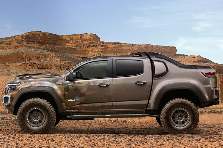 Tương tự "người anh em" Colorado ZH2 đã được hé lộ vào năm 2016, Chevrolet Silverado ZH2 mới cũng là mẫu xe bán tải quân sự chạy bằng nhiên liệu hyđrô. Chevrolet Silverado ZH2 được thiết kế để có thể sử dụng trong những điều kiện khắc nghiệt, phù hợp với yêu cầu của quân đội.