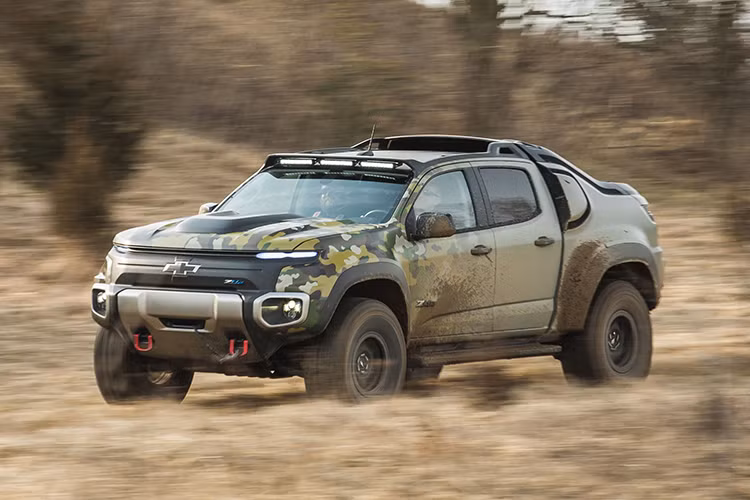 Bản thân hãng GM cũng cho biết, bán tải quân sự Silverado ZH2 được phát triển dựa trên "cấu trúc xe tải hạng nặng sẽ hỗ trợ xe thế hệ tiếp theo để đáp ứng những yêu cầu như trọng tải cao hơn, cấu hình linh hoạt, phạm vi hoạt động dài hơn và thời gian nạp nhiên liệu nhanh hơn với hệ truyền động nhỏ gọn nhưng hiệu suất cao hơn".