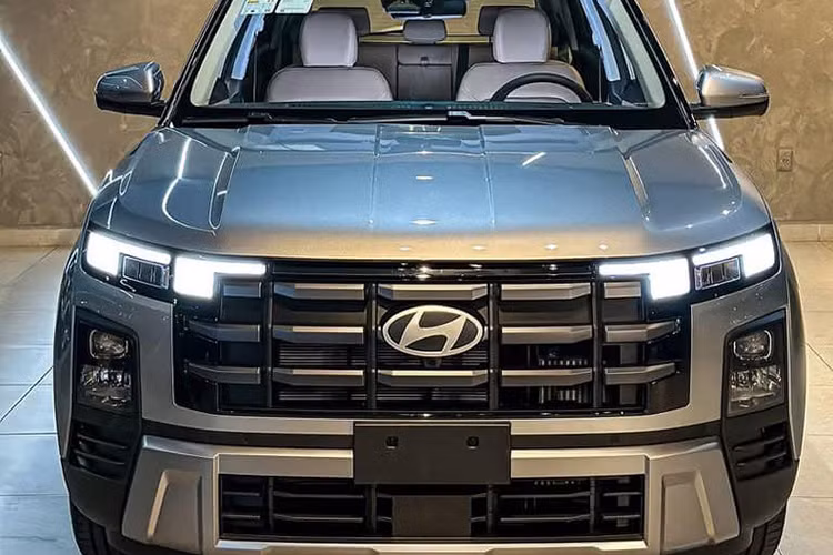 Thiết kế khu vực bên sườn của mẫu xe này vẫn giữ nguyên như cũ, trừ vành la-zăng. Ở phía sau, Hyundai Creta 2025 được bổ sung cụm đèn hậu mới với thiết kế giống dải đèn LED định vị ban ngày. Cũng giống như cản trước, cản sau đi kèm ốp màu bạc mới, tạo cảm giác khỏe khoắn cho xe. 