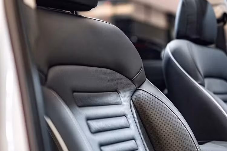 Trong khi đó, phiên bản N Line có 2 tùy chọn động cơ, đầu tiên là máy xăng 1.5L như trên. Thứ hai là động cơ xăng Smartstream G1.5 GDI với 4 xi-lanh, tăng áp, dung tích 1.5L, tạo ra công suất tối đa 157,8 mã lực và mô-men xoắn cực đại 253 Nm. Động cơ Hyundai Creta 2025 đi kèm với hộp số sàn hoặc tự động biến thiên vô cấp IVT, tùy phiên bản.