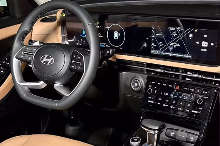 Bên trong xe, mẫu SUV cỡ B này sở hữu điểm nhấn đáng chú ý nhất là màn hình cỡ lớn trên mặt táp-lô, tích hợp bảng đồng hồ kỹ thuật số và màn hình cảm ứng trung tâm cùng có kích thước 10,25 inch. Thêm vào đó là hệ thống âm thanh Bose 8 loa, ghế trước thông hơi, sạc điện thoại không dây và cửa sổ trời toàn cảnh Panorama.