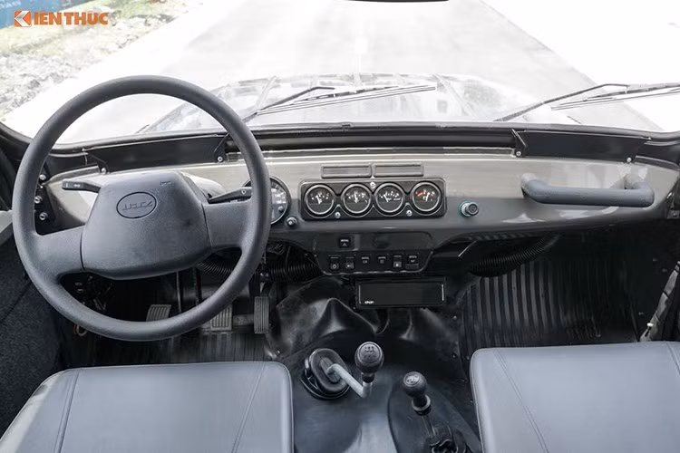 Bên trong, nội thất của xe đơn giản hơn nhiều so với các mẫu xe khác. Vô lăng hai chấu bọc chất liệu nhựa cứng, bảng táp-lô với các đồng hồ dạng tròn kiểu cổ điển hiển thị các thông số kỹ thuật, ghế ngồi bọc vải nỉ... Trần xe chỉ được bọc vải chuyên dụng, trong khi các ghế ngồi được gỉa da chống nước và sàn xe lát thép vân kim cương chống bám bẩn.