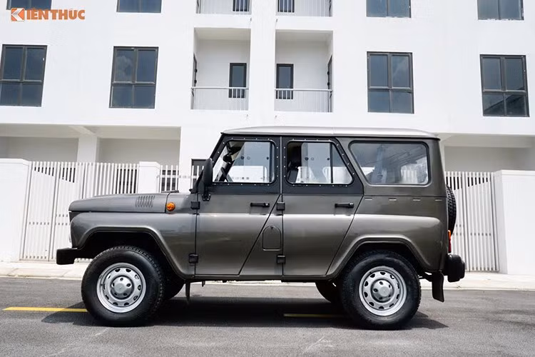 Do đó, không chỉ giá xe Hunter máy dầu không rẻ như dự kiến, mà thậm chí cả bản máy xăng cũng bị đội thêm giá sau thuế từ vài chục đến gần trăm triệu đồng. UAZ Hunter máy xăng mui cứng có giá mới 485 triệu đồng (tăng 25 triệu đồng) và bản mui mềm có giá 465 triệu đồng.