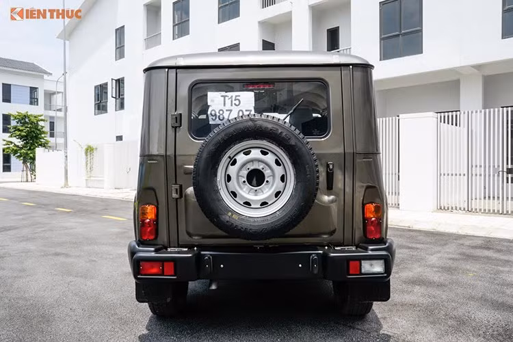 UAZ Hunter sở hữu bộ lưới tản nhiệt hai tầng cân đối, cặp đèn pha và đèn xi-nhan dạng bo tròn đối xứng hai bên đặc trưng truyền thống. Phần đuôi của chiếc xe với thiết kế vuông vức đi kèm lốp dự phòng phía sau và có kiểu mở ngang. Cụm đèn hậu phía sau của xe mang phong cách cũ.