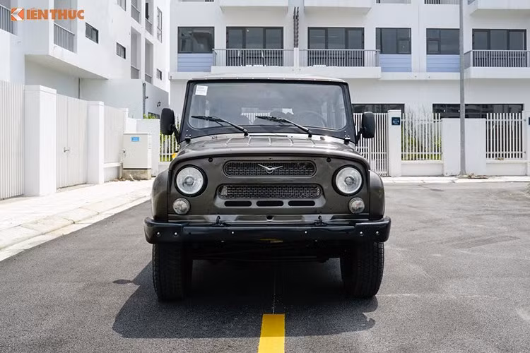 UAZ Hunter diesel có vẻ ngoài không khác biệt so với bản máy xăng 2.7L đã ra mắt khách hàng Việt Nam vào tháng 10/2016. Xe vẫn giữ các tính năng off-road từ mẫu UAZ cổ điển thập niên 70. Kích thước xe (Dài x Rộng x Cao) tương ứng là (4.100 x 1.730 x 2.010)mm, chiều dài cơ sở 2.380mm, khoảng sáng gầm xe 210mm, khả năng lội nước sâu 500mm.