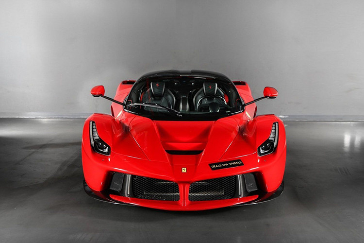 Với số lượng sản xuất giới hạn trên toàn Thế giới, siêu xe Ferrari LaFerrari hiện nay có giá bán lại không dưới mức hàng triệu USD và nó luôn được các đại lý rao bán với mức giá siêu khủng nhưng vẫn "cháy hàng". Xe được trang bị động cơ V12, dung tích 6.3 lít, sản sinh công suất tối đa 800 mã lực và mô-men xoắn cực đại 700 Nm.