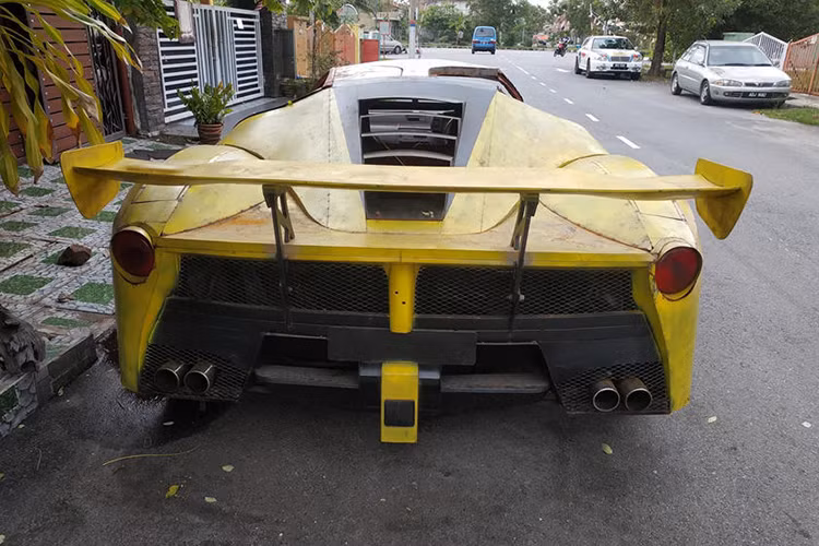 Phần đầu xe có vẻ là đã được hoàn thành trước tiên bởi nó thực sự trông rất giống thiết kế của một chiếc LaFerrari thực sự. Hai chiếc đèn pin được dán trên vị trí đèn pha trước cho thấy rằng chiếc LaFerrari “bản sao” này có được trang bị để đi phiêu lưu vào cả buổi tối.