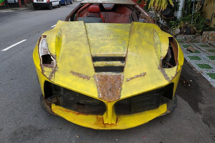 Mới đây, một người đàn ông Malaysia quyết định chế tác ra chiếc Ferrari LaFerrari của riêng mình từ những miếng thép. Giống như hầu hết dự án tự chế khacs chiếc siêu xe Ferrari nhái này dường như đã có một khởi đầu thuận lợi, tuy nhiên có vẻ chủ nhân làm chưa kỹ.