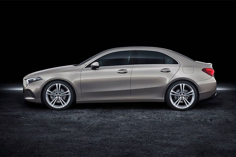 Về ngoại hình, mẫu sedan Mercedes-Benz A-Class 2019 vẫn trung thành với phong cách thiết kế hiện đại của hãng xe Đức. Xe sở hữu nhiều đường nét lấy cảm hứng từ dòng CLA với nan lưới tản nhiệt kim cương và thân xe mag tính khí động học nhưng vẫn mềm mại.