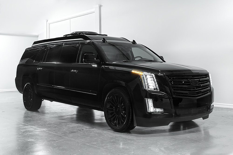 Hiện tại, hãng độ Lexani Motorcars chưa công bố giá bán của Escalade 30” Extended Viceroy, nhưng chắc chắn nó sẽ đắt hơn rất nhiều so với giá xe Cadillac Escalade Platinum thông thường - chỉ từ 94.295 USD (tương đương khoảng 2,19 tỷ đồng).