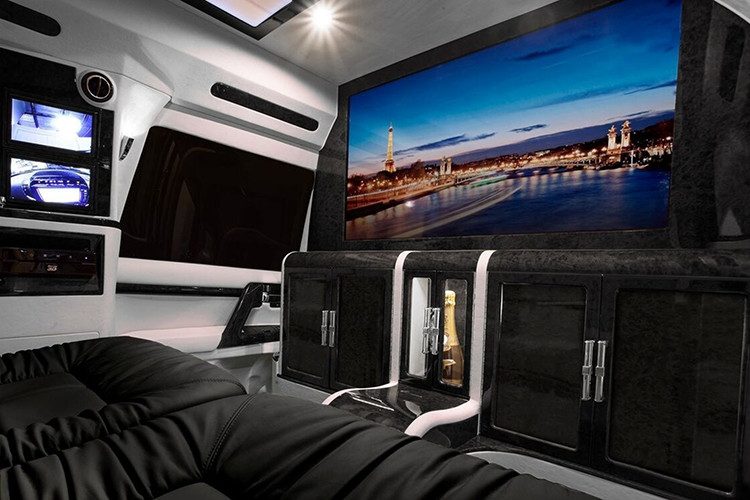 Tất cả tính năng như massage, sưởi ấm, làm mát cũng như hệ thống điều hòa, rèm điện, đèn trần đều được điều khiển thông qua màn hình cảm ứng Control4 nằm ở bệ tỳ tay trung tâm. Bên cạnh đó, gói tùy chọn VIP còn mang đến nội thất da lộn, tủ đựng ly, tách cùng nhiều trang bị...