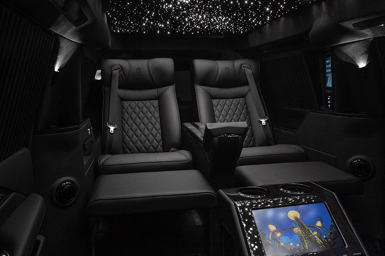 Nội thất đẳng cấp của chiếc Escalade đặc biệt này cũng được tân trang với trần xe mô phỏng khung cảnh bầu trời sao, phong cách thiết kế thường thấy trên các mẫu xe siêu sang của hãng xe Anh Quốc Rolls-Royce.