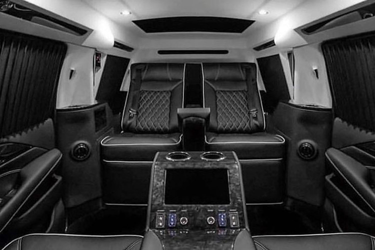 Hệ thống thông tin giải trí của chiếc “chuyên cơ mặt đất” còn tiện nghi hơn với hai chiếc máy tính bảng Apple Ipad Pro được gắn trên thành xe, một máy tính Apple Mac Mini và máy chơi game PlayStation 4.