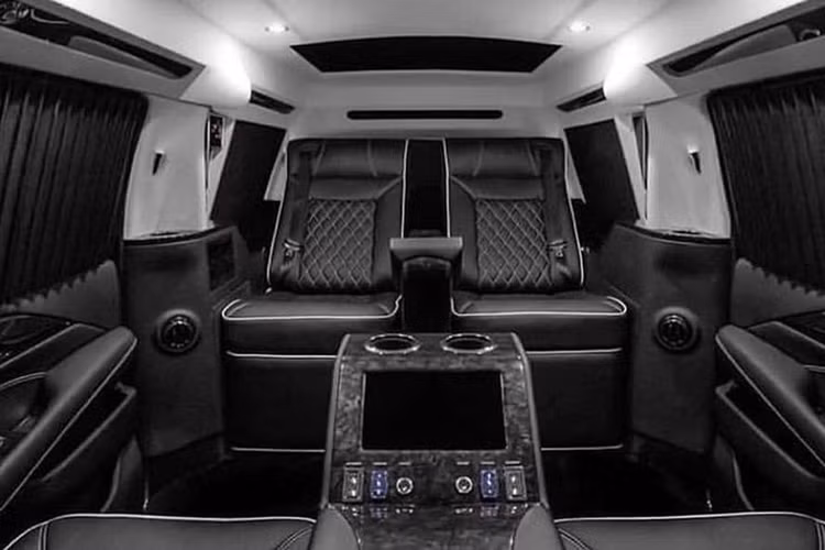 Hệ thống thông tin giải trí của chiếc “chuyên cơ mặt đất” còn tiện nghi hơn với hai chiếc máy tính bảng Apple Ipad Pro được gắn trên thành xe, một máy tính Apple Mac Mini và máy chơi game PlayStation 4.