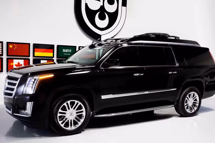 Cuối cùng, "khủng long Mỹ" có khả năng chống đạn cao nhờ được Lexani bổ sung thêm lớp vỏ bọc thép có sức chống chịu đạt tới cấp độ B7, vì vậy chiếc xe này cực kỳ an toàn, nó phù hợp với những vị chính trị gia hay những người cần được giữ an toàn tối đa.