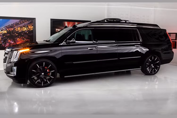 Hãng độ Lexani Motorcars cũng tự hào tuyên bố 30” Extended Viceroy Edition là phiên bản trục cơ sở kéo dài đầu tiên của Cadillac Escalade phiên bản 2019. Chiếc SUV ngoại cỡ lập tức gây chú ý nhờ thân xe siêu dài tới 6.697 mm, tăng tới 762 mm so với chiều dài cơ sở tiêu chuẩn.