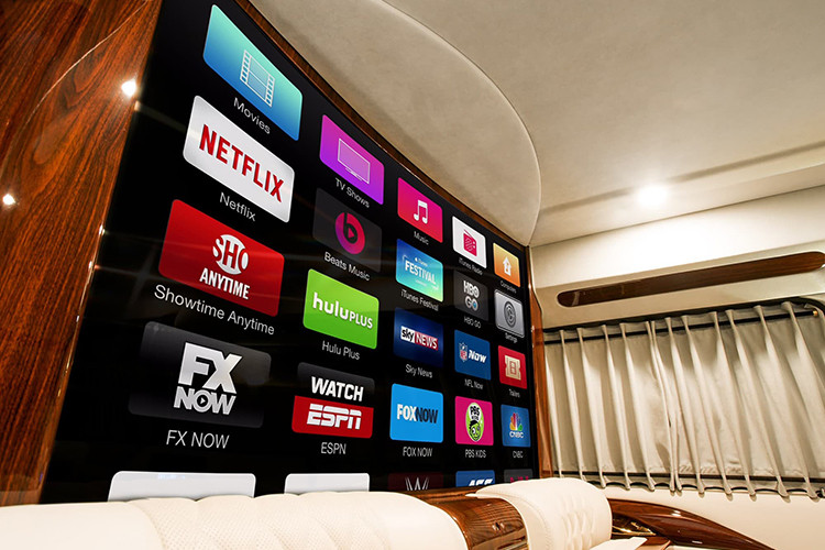 Ngoài những nâng cấp về mặt công nghệ, cabin của Escalade Viceroy Edition cũng được trang hoàng như một gian phòng ở khách sạn 5 sao. Bộ ghế hạng thương gia được bọc da cao cấp với họa tiết khâu hình kim cương, đi kèm bàn gập kiểu máy bay.