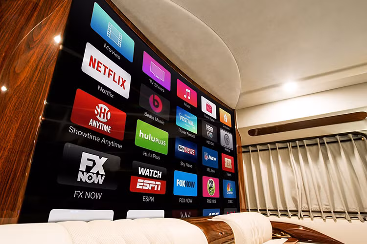 Ngoài những nâng cấp về mặt công nghệ, cabin của Escalade Viceroy Edition cũng được trang hoàng như một gian phòng ở khách sạn 5 sao. Bộ ghế hạng thương gia được bọc da cao cấp với họa tiết khâu hình kim cương, đi kèm bàn gập kiểu máy bay.