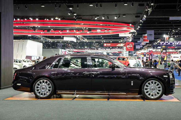 Ấn tượng đầu tiên ở vẻ bề ngoài của Phantom mới là sự thuần khiết. Nhờ kiến trúc mới “Architecture of Luxury” và công nghệ chế tác mới, các liên kết thân xe đạt được độ chính xác tuyệt vời, đảm bảo sự liền lạc giữa các mảng thân xe và khiến Phantom mới nhìn như một khối nhôm được điêu khắc.