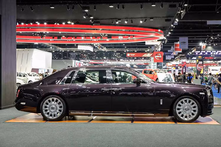 Ấn tượng đầu tiên ở vẻ bề ngoài của Phantom mới là sự thuần khiết. Nhờ kiến trúc mới “Architecture of Luxury” và công nghệ chế tác mới, các liên kết thân xe đạt được độ chính xác tuyệt vời, đảm bảo sự liền lạc giữa các mảng thân xe và khiến Phantom mới nhìn như một khối nhôm được điêu khắc.