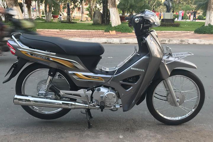 Tại thị trường Campuchia, giá xe Honda Dream 125 khoảng 2.400 USD (khoảng hơn 50 triệu), tuy nhiên khi vè Việt Nam cộng thêm chi phí vận chuyển và các loại thuế thì mức giá của xe khá cao - gần 100 triệu đồng.