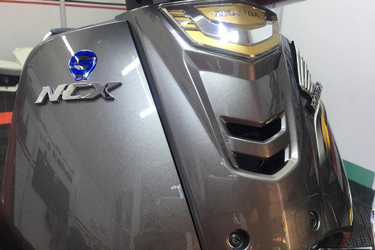 Phần mặt nạ trước với logo Honda cùng hai khe hút gió dạng chữ V mang tính khí động học cho xe, cùng logo NCX gắn ở trên phần yếm phải của xe. Xe có chiều dài 1.867mm, rộng 702mm và cao 1.049mm. So kích thước với Super Dream 110 ở Việt Nam, Dream 125 ngắn hơn 48mm, rộng hơn 6mm và thấp hơn 3mm.