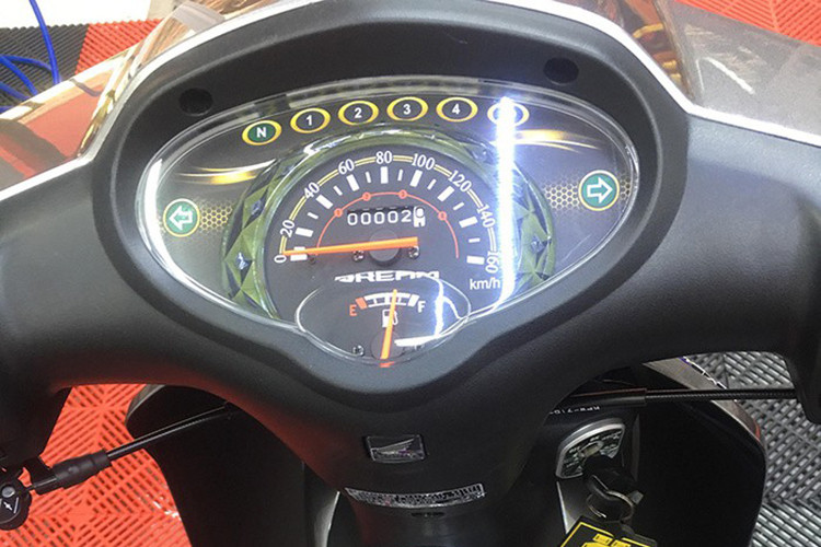 Chiếc xe máy Honda Dream 125 mới này cũng không có nhiều trang bị hiện đại. Đồng hồ kim kiểu cổ điển nhưng đầy đủ các thông số và đèn báo dạng số... Chìa khoá của xe dạng cơ xoay vặn thông thường.