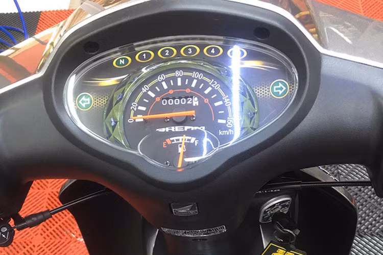Chiếc xe máy Honda Dream 125 mới này cũng không có nhiều trang bị hiện đại. Đồng hồ kim kiểu cổ điển nhưng đầy đủ các thông số và đèn báo dạng số... Chìa khoá của xe dạng cơ xoay vặn thông thường.