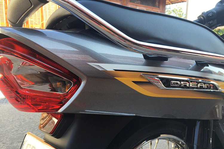 Yên xe dạng yên liền mềm có độ cao 745 mm, khá phù hợp với người dùng Châu Á. Tay xách phía sau bằng kim loại, khoảng sáng gầm 135 mm. Khối lượng 101 kg nhẹ hơn 4 kg so với chiếc Future 125 tại Việt Nam.