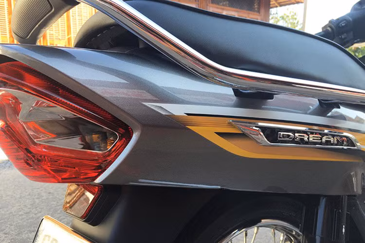 Yên xe dạng yên liền mềm có độ cao 745 mm, khá phù hợp với người dùng Châu Á. Tay xách phía sau bằng kim loại, khoảng sáng gầm 135 mm. Khối lượng 101 kg nhẹ hơn 4 kg so với chiếc Future 125 tại Việt Nam.