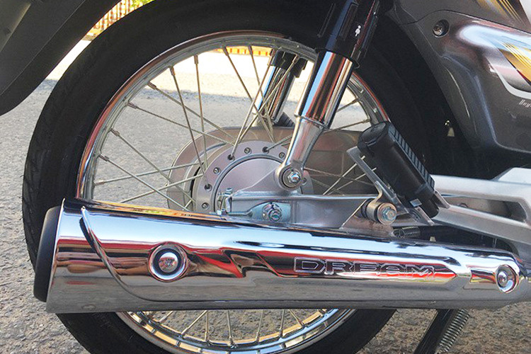 Honda Dream 125 sử dụng hệ thống treo phuộc ống lồng phía trước và lốp xe kích thước 60/100-17. Trong khi phía sau được hỗ trợ bởi hệ thống treo kép dạng lò xo và sử dụng loại lốp 70/100-17. Trang bị an toàn với phanh trống ở cả 2 bánh.