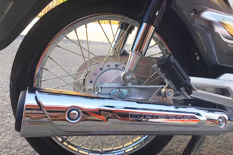 Honda Dream 125 sử dụng hệ thống treo phuộc ống lồng phía trước và lốp xe kích thước 60/100-17. Trong khi phía sau được hỗ trợ bởi hệ thống treo kép dạng lò xo và sử dụng loại lốp 70/100-17. Trang bị an toàn với phanh trống ở cả 2 bánh.