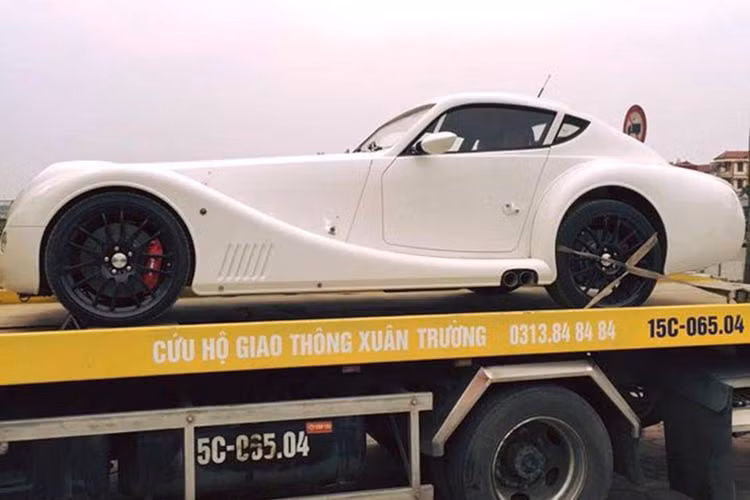 Chiếc Morgan tại Hà Nội được trang bị động cơ V8 4,.8L đi kèm hộp số sàn 6 cấp do hãng xe Đức BMW sản xuất. Động cơ này có khả năng sản sinh công suất tối đa 367 mã lực, mô-men xoắn cực đại 490 Nm.