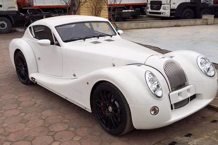 Mẫu xe thể thao thân gỗ Morgan Aero SuperSports đến từ Anh quốc này sở hữu ngoại thất màu trắng, nội thất bên trong màu đỏ đậm ấn tượng, động cơ V8 4.8L mạnh mẽ, tương tự như một chiếc màu xanh "cửu long" đã có mặt tại Hà Nội.