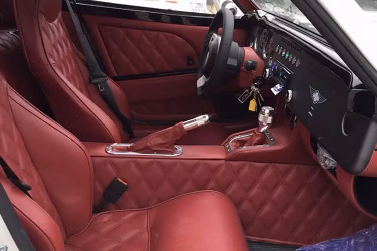 Morgan Aero 8 SuperSport sở hữu bình xăng dung tích 55 lít. Không gian nội thất bên trong với ghế ngồi bọc da cao cấp màu đỏ đậm. Các chi tiết bên trong xe được thiết kế đậm chất cổ điển sang trọng.