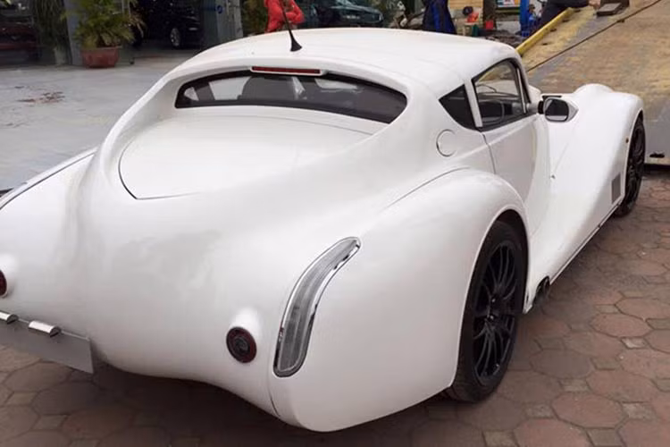 Chiếc xe thể thao Anh quốc có kích thước cơ bản là chiều dài tổng thể 4.249 mm, chiều rộng 1.750 mm, chiều cao 1.348mm và chiều dài cơ sở 2.550 mm. Chỉ tính riêng chiều dài phần đầu xe đã gần 2.000 mm.