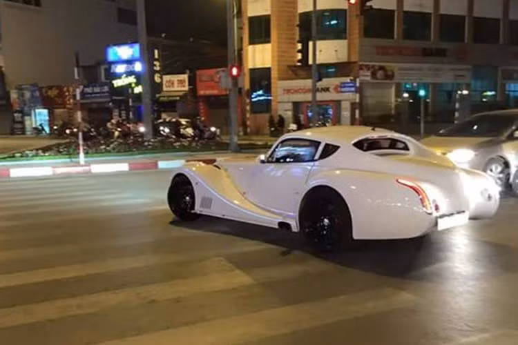 Morgan Aero 8 Supersport có thể tăng tốc từ 0 - 100 km/h mất 4,5 giây, tốc độ tối đa 273 km/h. Mức tiêu thụ nhiên liệu trung bình là 18,2 lít/100 km trong thành phố và 8,7 lít/00 km đường trường. Tại thị trường quốc tế, mẫu xe này có giá bán vào khoảng 175.000 USD.