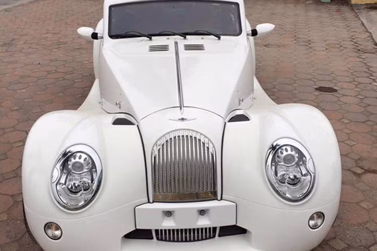 Morgan Aero SuperSports được thiết kế đậm chất cổ điển và gây ấn tượng với đầu xe kéo dài trong khi phần đuôi được ép lại ngắn gọn. Bên cạnh đó là những đường cong từ đầu xe kéo dài sang bên hông và kết thúc ở đuôi xe được bo tròn mềm mại, mang đến ngoại hình bắt mắt.