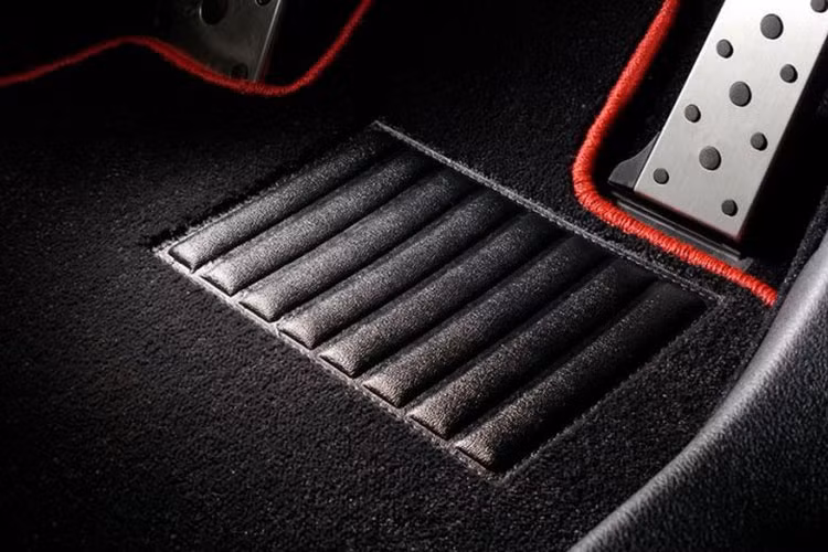 Thảm sàn, ốp nội thất của xe cũng có nhiều tùy chọn màu sắc. Lớp lót sàn cũng có hai dạng để khách hàng lựa chọn gồm vải nhám hoặc cao su.