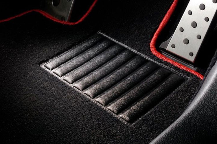 Thảm sàn, ốp nội thất của xe cũng có nhiều tùy chọn màu sắc. Lớp lót sàn cũng có hai dạng để khách hàng lựa chọn gồm vải nhám hoặc cao su.