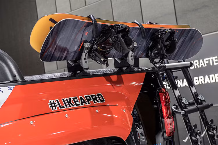 Giá treo trên thùng xe được sử dụng để móc bộ đồ trượt tuyết. Bên trong được trang bị hệ thống loa mới của Kicker. 